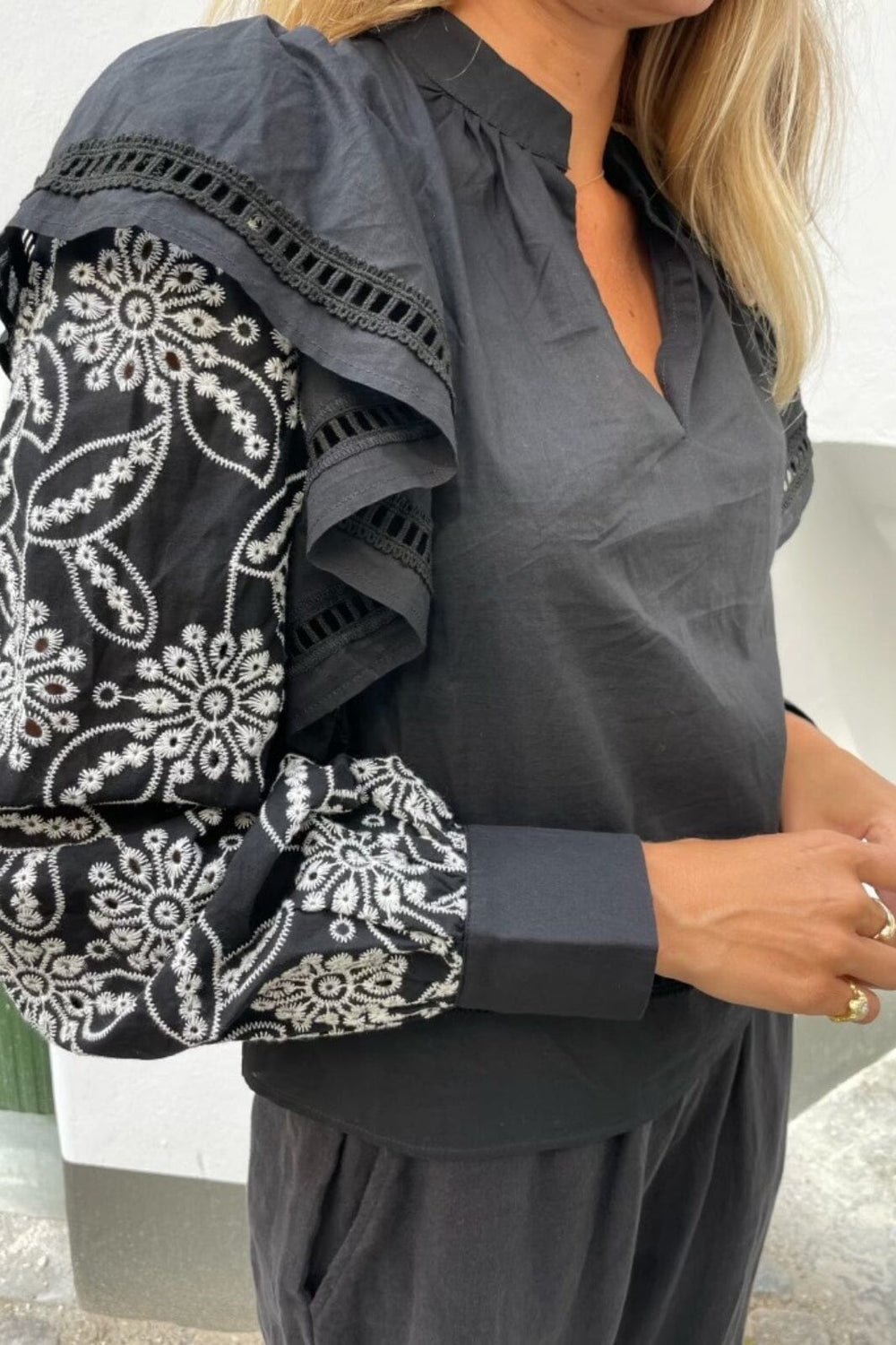 Forudbestilling - MbyM - Raylan-M - Black White Embroidery Bluser 