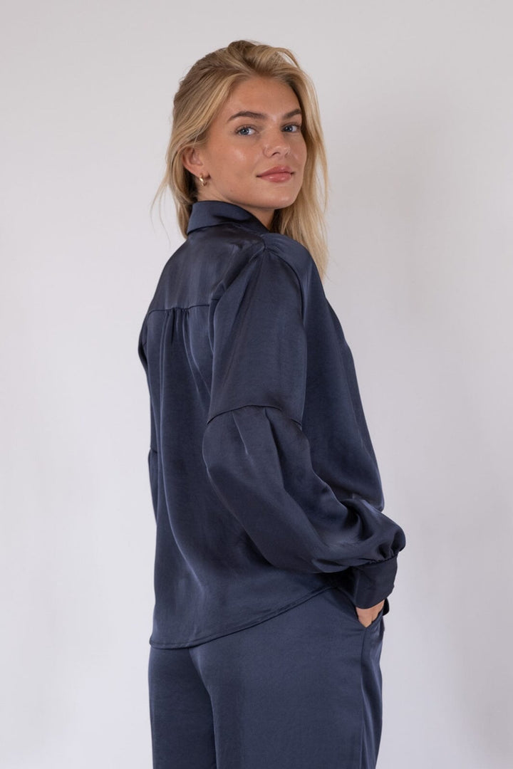 Forudbestilling - Neo Noir - Naja Satin Shirt - Midnight Blue Skjorter 
