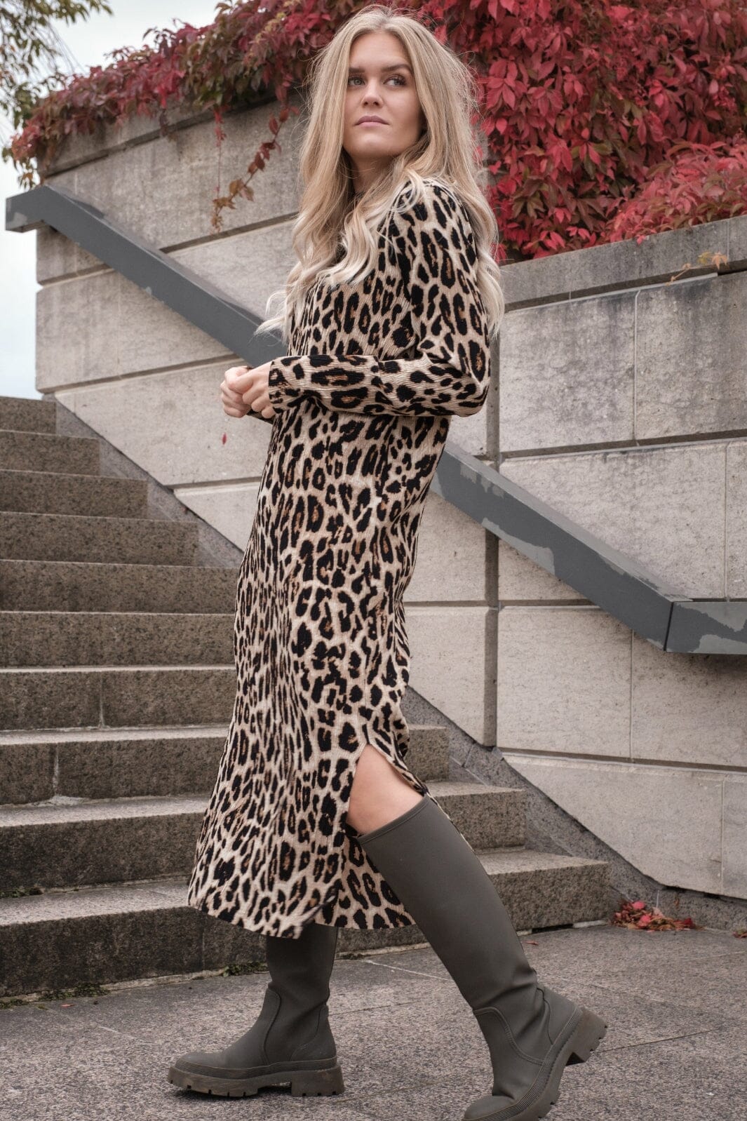 Forudbestilling - Neo Noir - Vogue Big Leo Dress - Leopard (Juni) Kjoler 