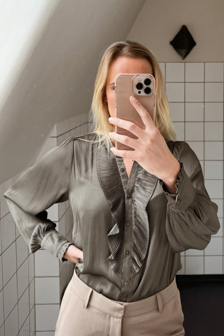 Forudbestilling - Neo Noir - Zola Blouse - Army (November) Bluser 
