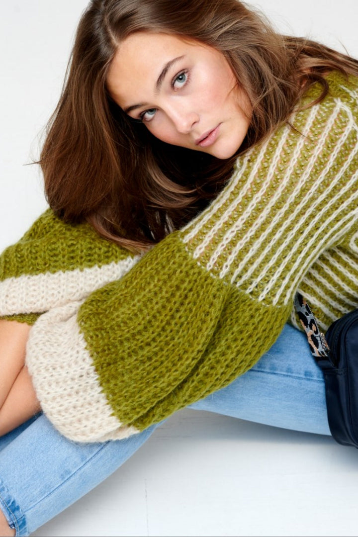 Forudbestilling - Noella - Liana Knit Sweater - Olive/Cream (September/Oktober) Strikbluser 