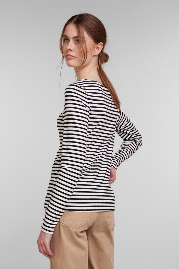 Forudbestilling - Pieces - Pckylie Ls O-Neck Stripe Top - Black/Cloud Dancer (Marts) Bluser 