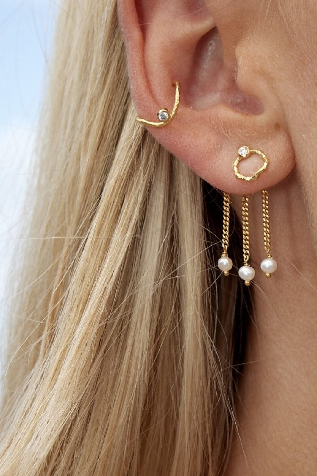 Forudbestilling - Stine A - Dancing Three Pearls Behind Ear - Gold - 1208-02-S - (Februar/Marts) Øreringe 