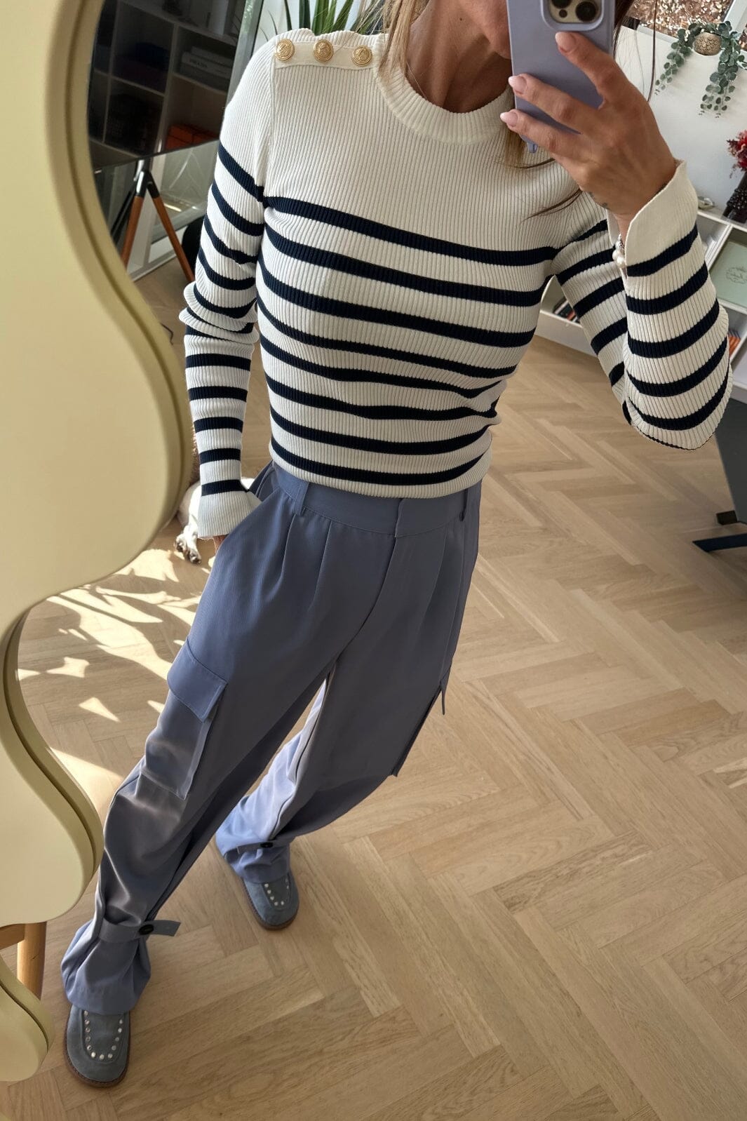 Forudbestilling - Valentin Studio - Gold Button Knit Blouse - Navy Stripe (Slut April) Bluser 