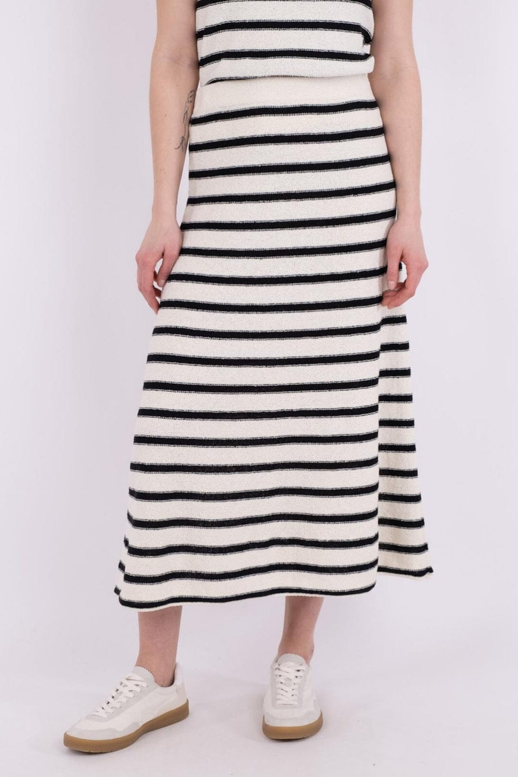 Justerbar radius Republik Neo Noir | Etti Boucle Knit Stripe Skirt - Black Striped