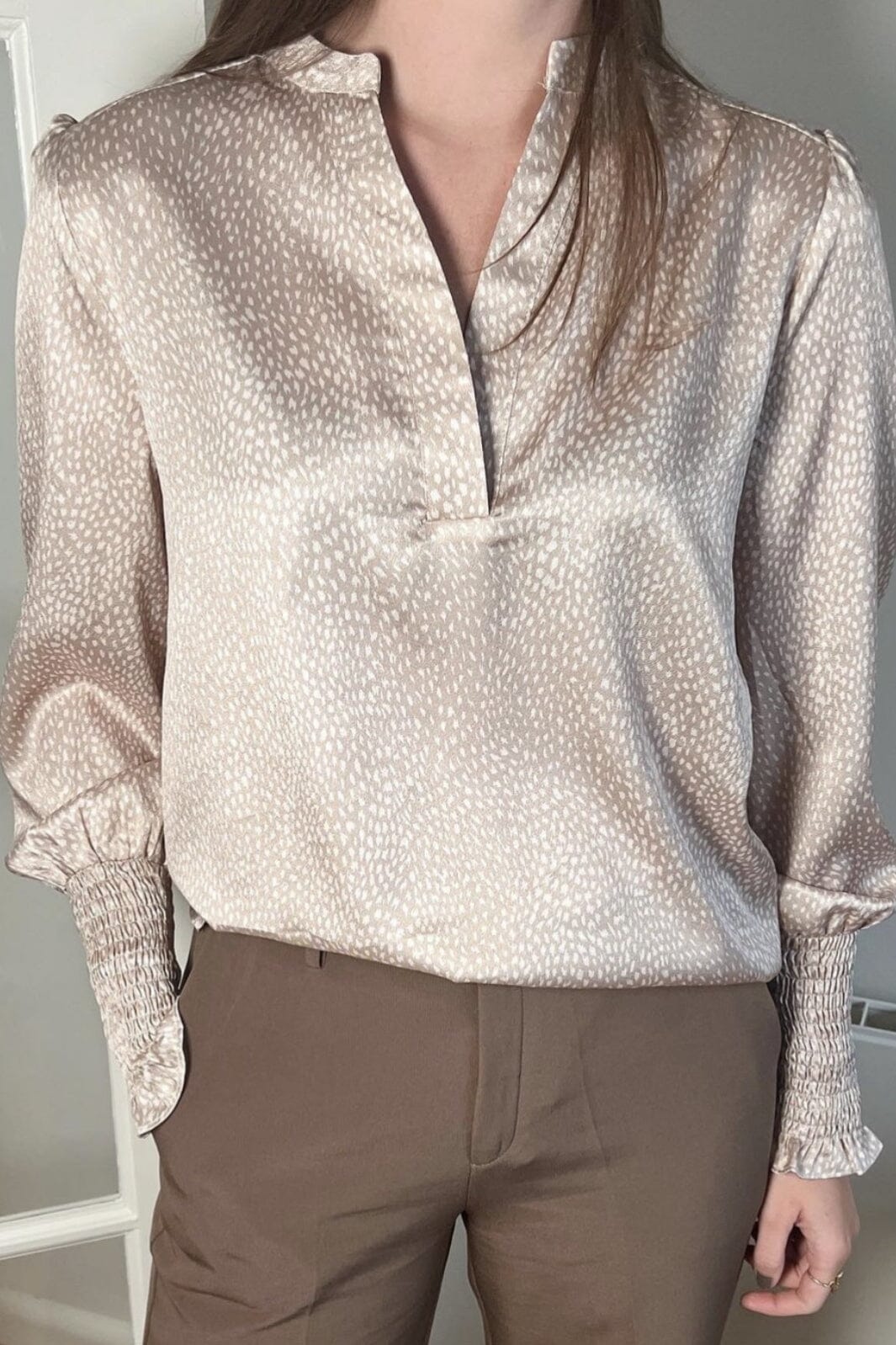 Neo Noir - Landa Floating Dot Blouse - Sand Bluser 