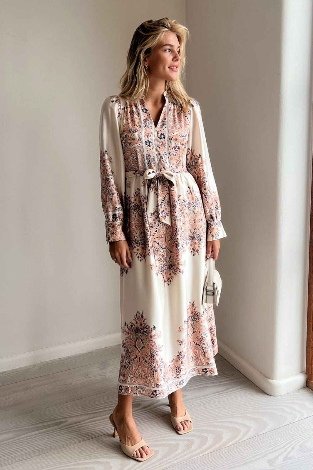Neo Noir - Nova Paisley Border Dress - Creme Kjoler 