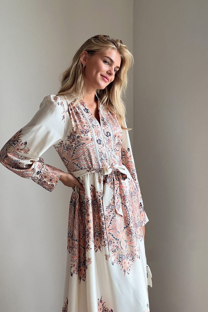 Neo Noir - Nova Paisley Border Dress - Creme Kjoler 