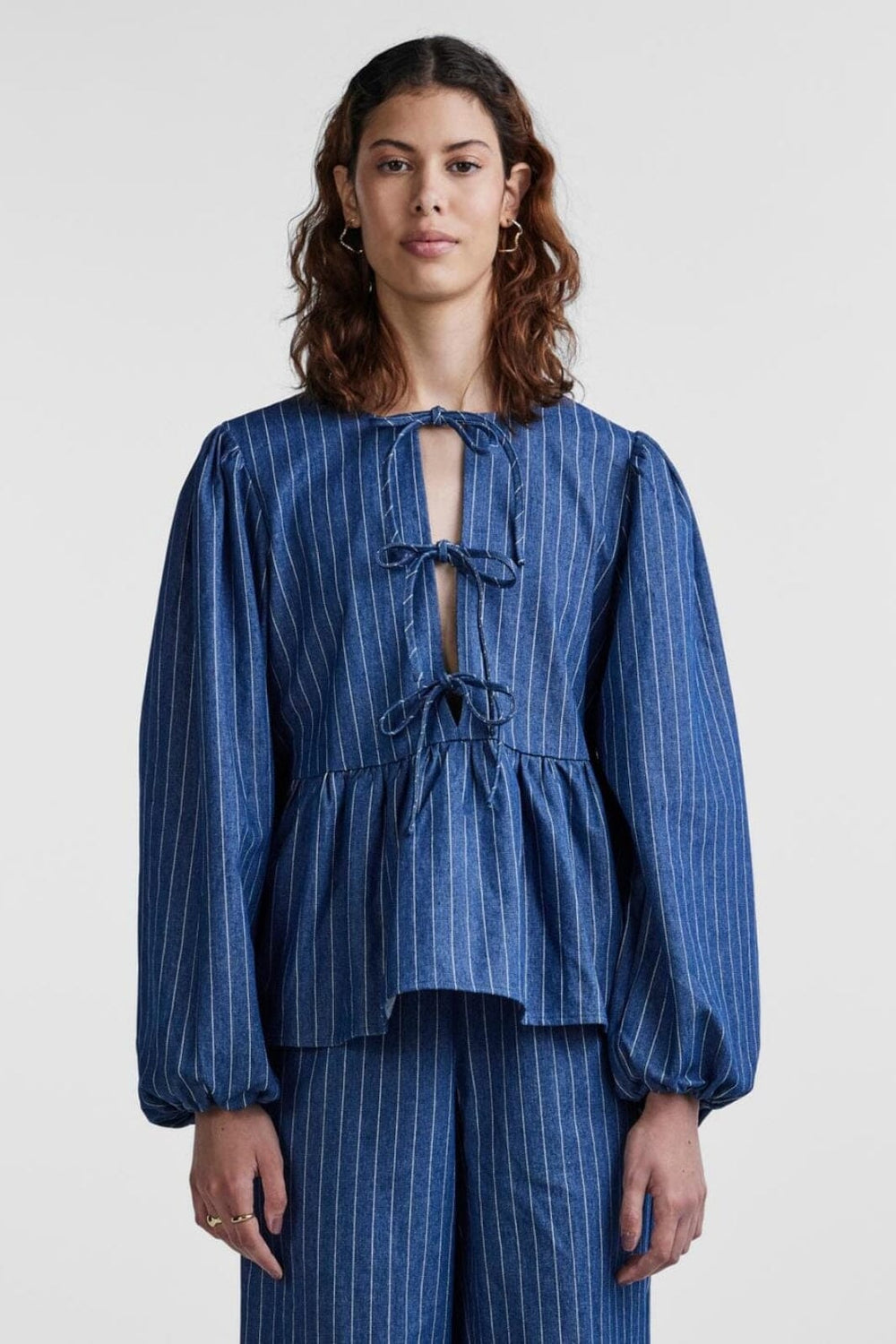 Pieces - Pcamilda Ls Tie Top - 4497317 Medium Blue Denim White Bluser 
