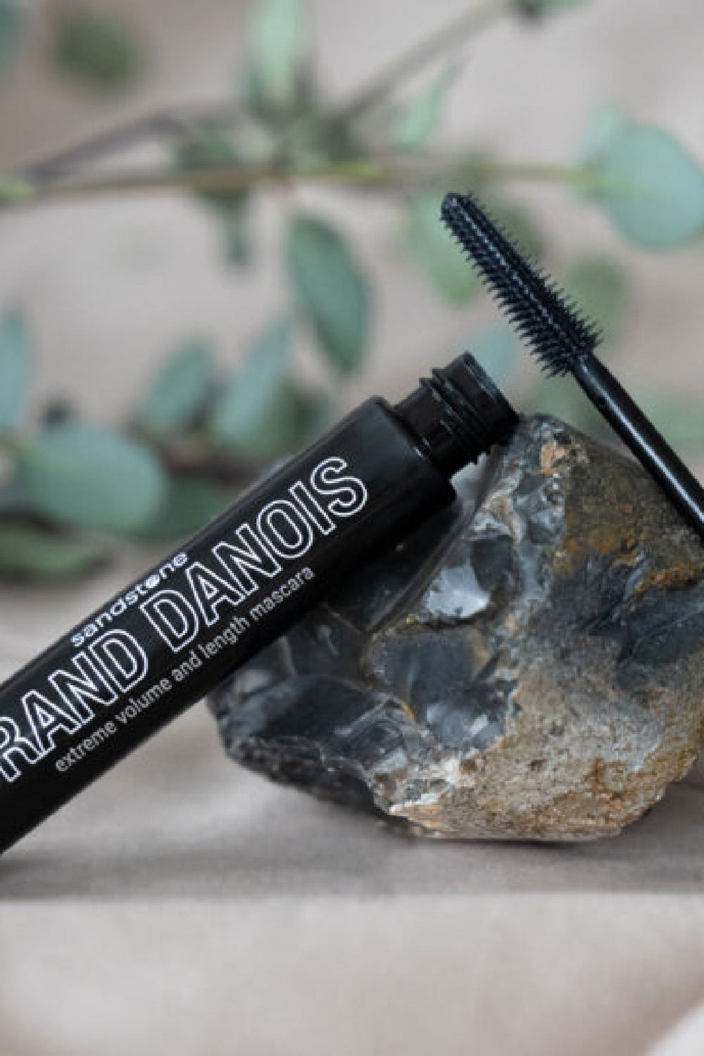 Sandstone - Mascara Grand Danois - Black Makeup 