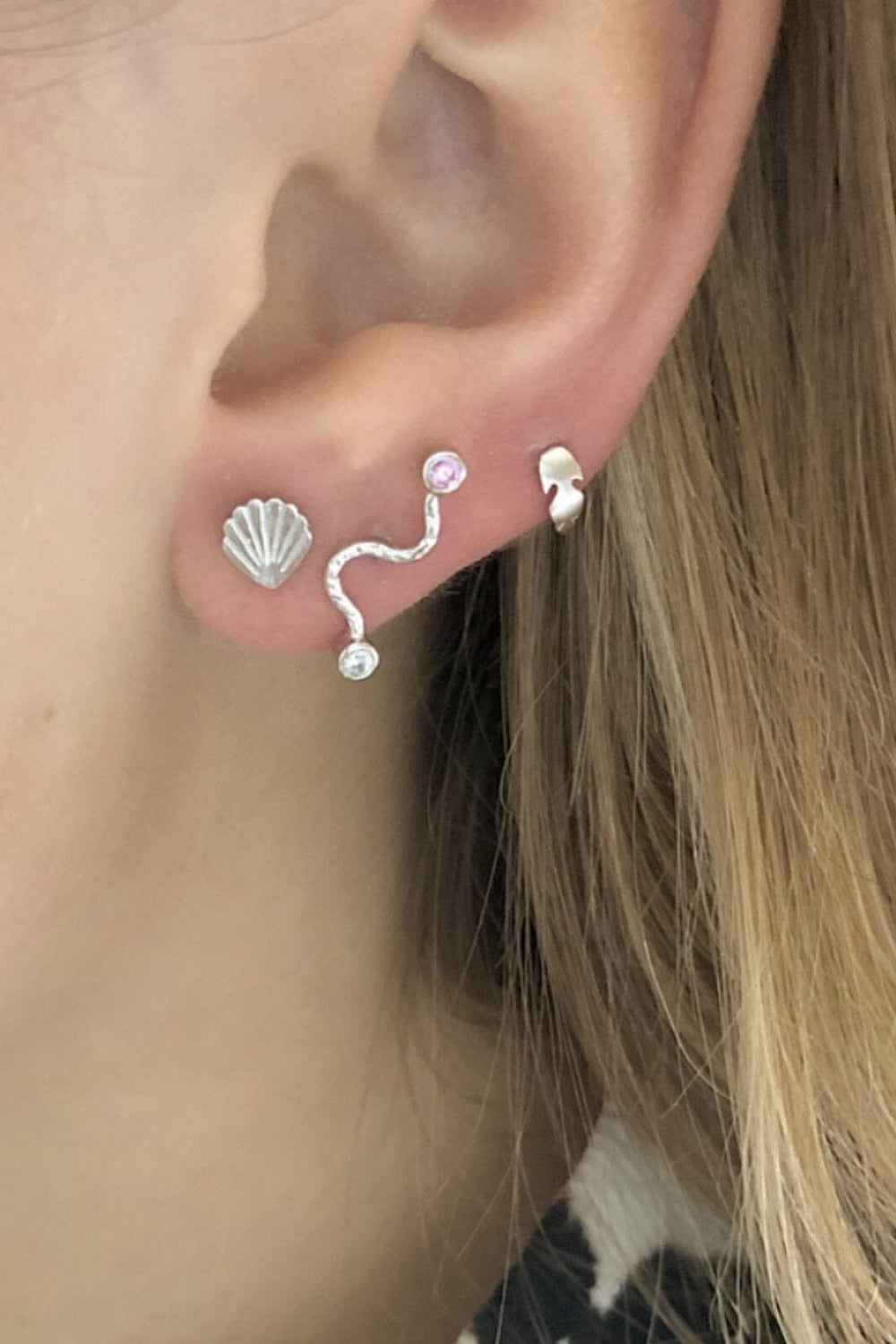 Stine A - Big Wave Earring With Pastel Pink & Blue Stones Silver - 1219-00-S Øreringe 