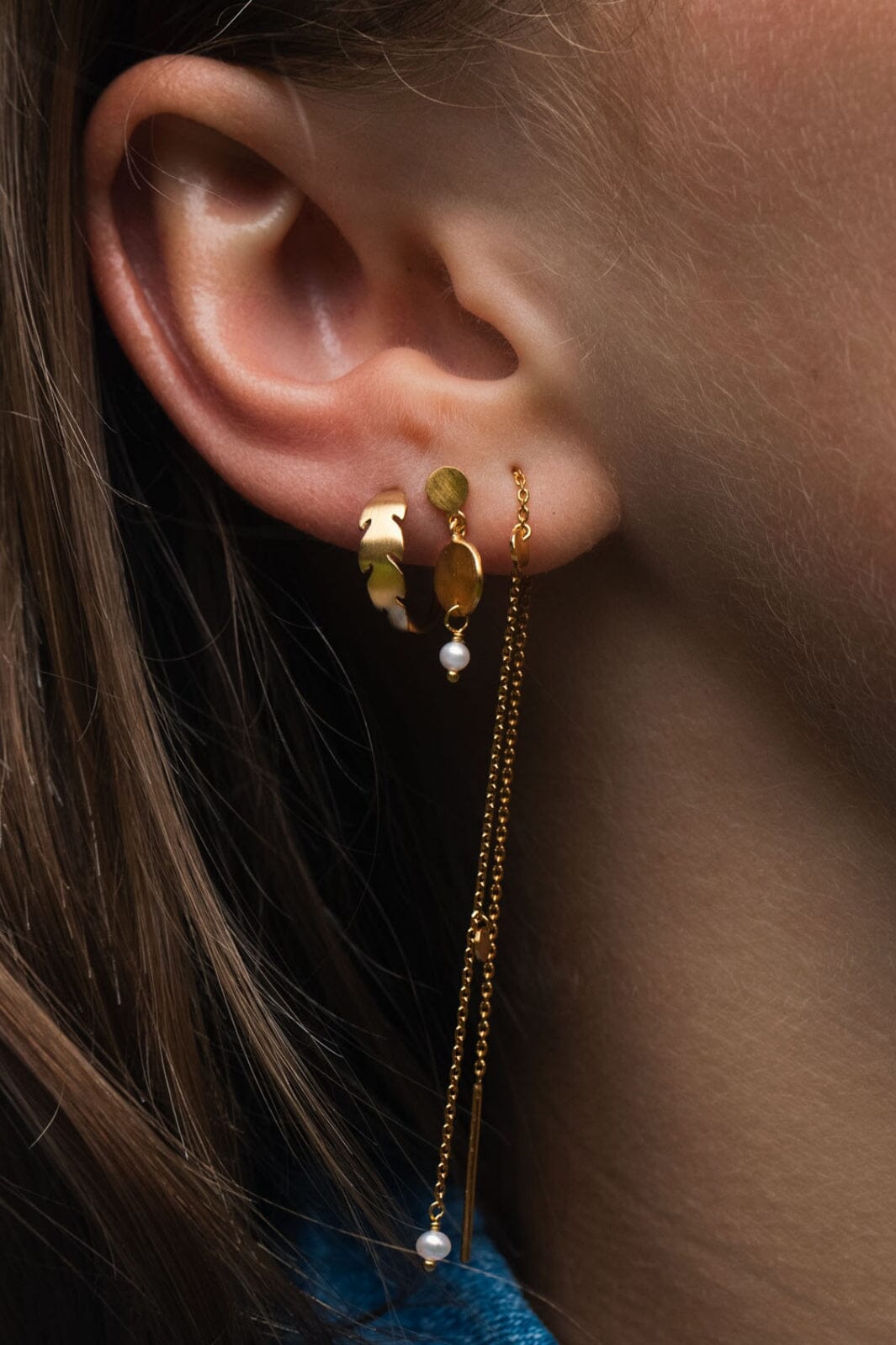 Stine A - Dangling Petit Coin And Stone Earring Gold - White Pearl - 1126-02-S-Pearl 