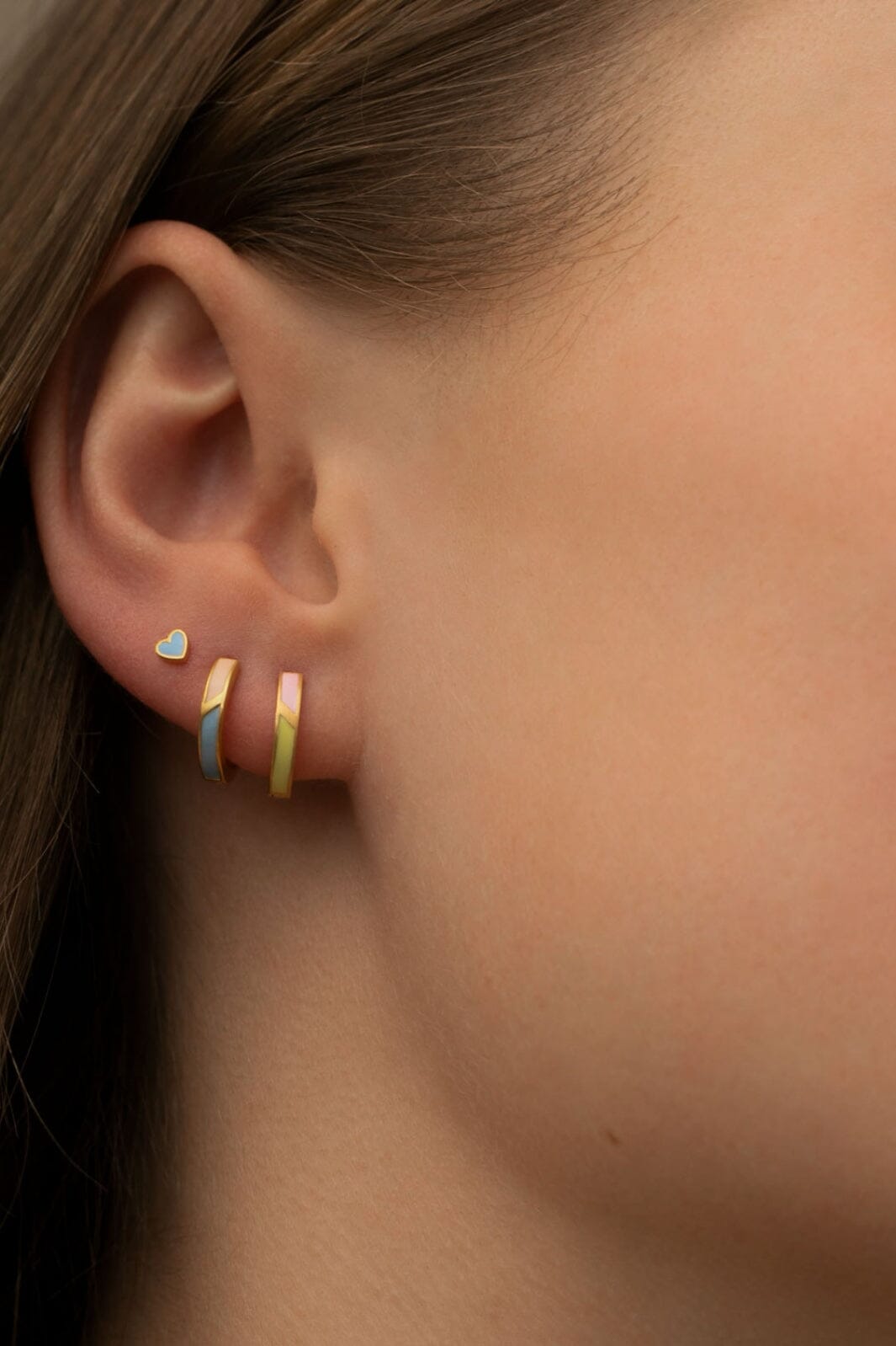 Stine A - Petit Circus Huggie Earring Blue & Pale Peach Enamel Gold - 1265-02-S Øreringe 